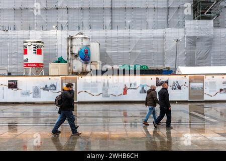 Das Dom-Hotel am Dom wird komplett renoviert, Baustelle, Vorhangfassade, Passanten, Köln, Deutschland. Februar 2024. das Stockfoto