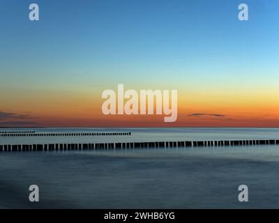 Malerische Farben bei Sonnenuntergang über der Ostsee in Mecklenburg-Vorpommern Stockfoto