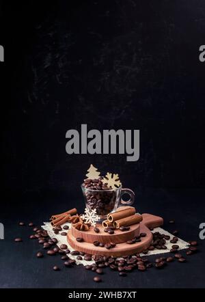 Eine Tasse mit heißem aromatischem Kaffee. Winterferien Konzept. Kaffee und Schneeflocken, Tannenzapfen und Gewürze. Zimt und Sternanis. Ich liebe Kaffee und Zuhause Stockfoto