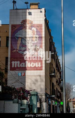 Mahou Bierwerbung auf einer Fassade eines Gebäudes in einer Straße in Madrid Stockfoto