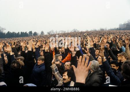 Longbridge, Birmingham, England, 20. Februar 1980. In Crofton Park stimmen die Arbeiter der britischen Automobilfabrik Leyland mit einem Meer von Händen ab und schlagen mit überwältigender Mehrheit 14.000 zu nur 600 den Unterstützungsantrag für Derek „Red Robbo“ Robinson, einen gewerkschaftsführer in British Leyland, der zwischen 1978 und 1979 523 Streiks verursacht hat. Frau Thatcher hatte ihn als „berüchtigten Agitator“ bezeichnet, das Zeitalter des „Roten Robbo“ als politische und industrielle Kraft war vorbei. 1980er Jahre Großbritannien. HOMER SYKES Stockfoto