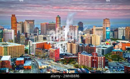 Die Skyline der Innenstadt von Detroit, Michigan, USA bei Sonnenaufgang von oben. Stockfoto