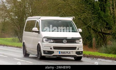 Milton Keynes, UK-Feb 9th 2024: 2015 weißer Volkswagen Transporter Wohnmobil fährt auf einer englischen Straße Stockfoto