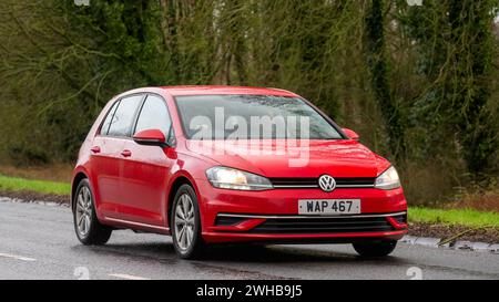 Milton Keynes, UK-Feb 9th 2024: 2017 rotes Volkswagen Golf Car fährt auf einer englischen Straße Stockfoto