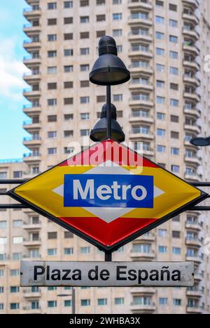 Eingangsschild mit Metro in der U-Bahn-Station Plaza de Espana, Madrid, Spanien Stockfoto