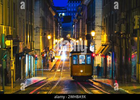 Die gelbe Straßenbahn der Linie 28 in lissabon, portugal bei Nacht Stockfoto