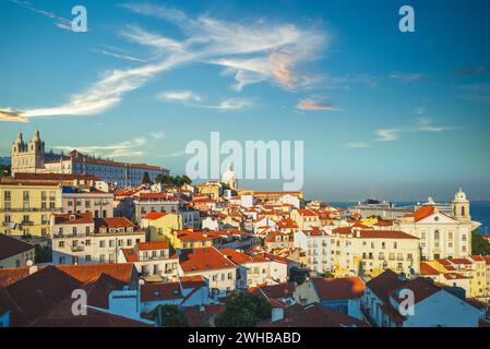 Skyline von alfama, dem ältesten Viertel von Lissabon in Portugal Stockfoto