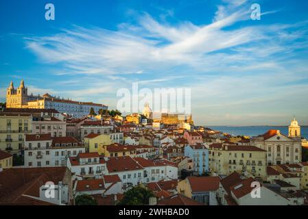 Skyline von alfama, dem ältesten Viertel von Lissabon in Portugal Stockfoto