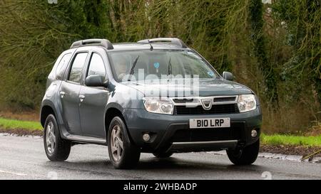 Milton Keynes, UK-Feb 9th 2024: 2014 graues Dacia Duster Auto fährt auf einer englischen Straße Stockfoto