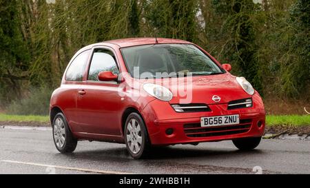 Milton Keynes, UK-Feb 9th 2024: 2006 rotes Nissan Micra Auto, das auf einer englischen Straße fährt Stockfoto