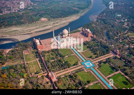 Luftaufnahme des Taj Mahal entlang des Yamuna Flusses, Agra, Uttar Pradesh, Indien. Stockfoto