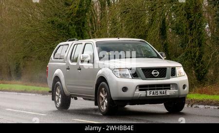 Milton Keynes, UK-Feb 9th 2024: 2015 Silber Nissan Navara Auto fährt auf einer englischen Straße Stockfoto