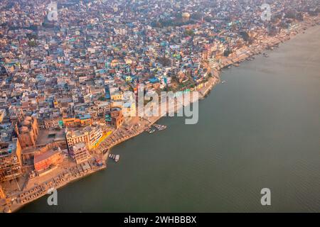 Luftaufnahme von Varanasi, der spirituellen Hauptstadt Indiens, und Ghats in Varanasi am Ganges Fluss in Varanasi, Uttar Pradesh, Indien. Stockfoto