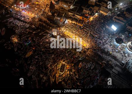 Luftaufnahme von Varanasi, der spirituellen Hauptstadt Indiens, und Ghats in Varanasi am Ganges Fluss in Varanasi, Uttar Pradesh, Indien. Stockfoto