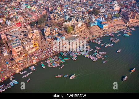 Luftaufnahme von Varanasi, der spirituellen Hauptstadt Indiens, und Ghats in Varanasi am Ganges Fluss in Varanasi, Uttar Pradesh, Indien. Stockfoto