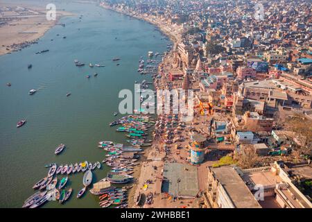 Luftaufnahme von Varanasi, der spirituellen Hauptstadt Indiens, und Ghats in Varanasi am Ganges Fluss in Varanasi, Uttar Pradesh, Indien. Stockfoto
