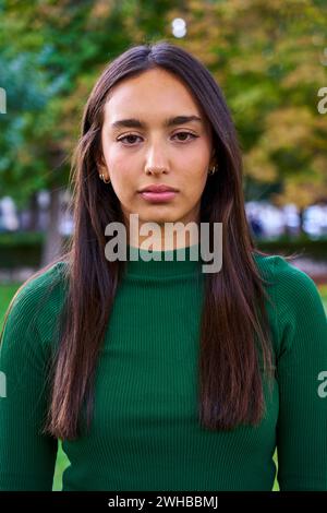 Porträt einer jungen brünetten Frau, die in die Kamera blickt, mit einer ernsten Gesichts-Gesten-Enttäuschung. Stockfoto