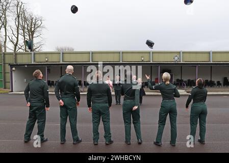 (Links-rechts) die stellvertretende erste Ministerin der DUP, Emma Little-Pengelly, Chief Constable Jon Boutcher, das Mitglied des Polizeivorstands und Sinn Fein MLA Gerry Kelly und der Vorsitzende des Polizeivorstands Deirdre Toner applaudieren, als PSNI-Absolventen ihre Mortarboards nach einer PSNI-Abschlusszeremonie im PSNI-College in Belfast werfen. Bilddatum: Freitag, 9. Februar 2024. Stockfoto