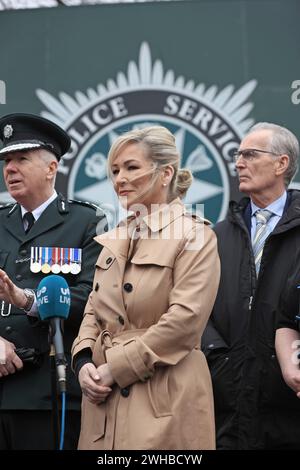 (Links-rechts) Chief Constable Jon Boutcher, Northern Ireland First Minister Michelle O'Neill und das Mitglied des Polizeivorstands und Sinn Fein MLA Gerry Kelly nahmen an einer PSNI-Abschlussfeier am PSNI College in Belfast Teil. Bilddatum: Freitag, 9. Februar 2024. Stockfoto