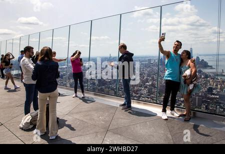 New York City: Touristen machen Fotos an der Edge Aussichtsplattform in Hudson Yards in Manhattan Stockfoto