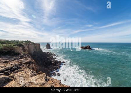 Blick auf das Meer und den blauen Himmel, Pontal da Carrapateira in Aljezur, Portugal. Stockfoto