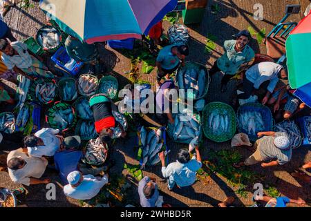 Luftaufnahme von Menschen, die auf dem Fischmarkt am Karnaphuli-Fluss in Chittagong, Bangladesch arbeiten und handeln. Stockfoto