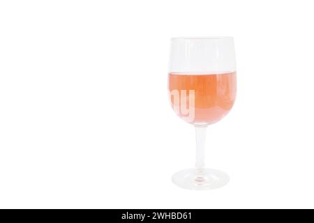 Rosafarbener Sekt mit Schaum im Trinkglas auf weißem Hintergrund Stockfoto