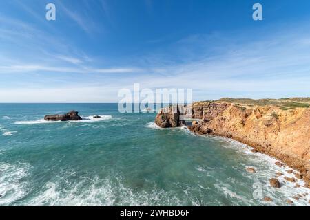 Meerblick von der Klippe von Pontal da Carrapateira in Aljezur, Portugal. Stockfoto