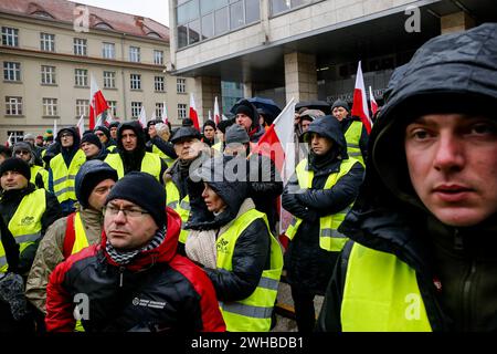 Posen, Polen, 9. Februar 2024. Bauern aus der Region Großpolen in Westpolen versammeln sich während des bundesweiten Streiks der Bauern auf der Aleja Niepodleglosci Straße im Zentrum von Poznań, der Hauptstadt Großpolens. Der Protest in Polen ist Teil des Protests der europäischen Landwirte gegen die EU-Verordnungen über den Grünen Deal. Die polnischen Landwirte fordern auch eine Änderung des EU-Abkommens mit der Ukraine über die Einfuhr landwirtschaftlicher Erzeugnisse in die EU. Der Protest in Poznań, der Hauptstadt von Großpolen, wurde von Rola Wielkopolska organisiert und versammelte sich über einen Stockfoto