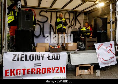 Posen, Polen, 9. Februar 2024. Bauern aus der Region Großpolen in Westpolen sprechen von einem Podium, als sie die Aleja Niepodleglosci Straße im Zentrum von Poznań, der Hauptstadt Großpolens, vor dem Marschallamt der Regionen während des bundesweiten Bauernstreiks blockieren. Der Protest in Polen ist Teil des Protests der europäischen Landwirte gegen die EU-Verordnungen über den Grünen Deal. Die polnischen Landwirte fordern auch eine Änderung des EU-Abkommens mit der Ukraine über die Einfuhr landwirtschaftlicher Erzeugnisse in die EU. Der Protest in Poznań, der Hauptstadt von Großpolen, wurde von Rola Wielkop organisiert Stockfoto