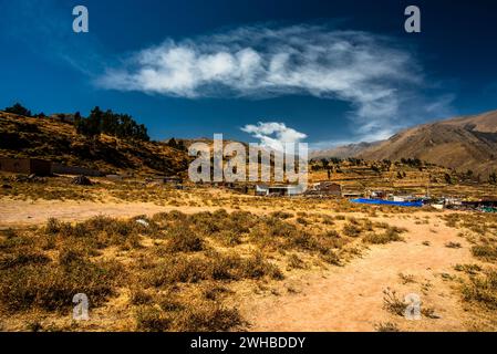 Kleines Dorf bei Sonnenaufgang mit blauem Himmel und Bergen im Hintergrund über dem Colca Canyon in Arequipa Peru Stockfoto