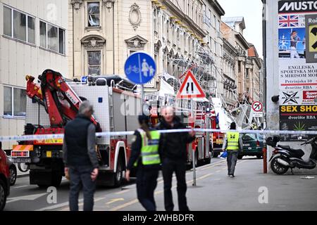 Zagreb, Kroatien. Februar 2024. In der Petrinjska Straße im Zentrum von Zagreb stürzte heute das Gerüst des Gebäudes mit der Nummer 30 ein. Feuerwehrleute sind am Boden und berichten, dass das Baugerüst auf ein Fahrzeug und eine Person gefallen ist. Nach den bisherigen Feststellungen gibt es keine Verletzten. Der Verkehr auf der Petrinjska-Straße in nördlicher Richtung wurde vollständig gestoppt, und die umliegenden Straßen in Zagreb, Kroatien, fahren am 09. Februar 2024. Foto: Neva Zganec/PIXSELL Credit: Pixsell/Alamy Live News Stockfoto