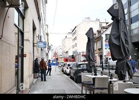 Zagreb, Kroatien. Februar 2024. In der Petrinjska Straße im Zentrum von Zagreb stürzte heute das Gerüst des Gebäudes mit der Nummer 30 ein. Feuerwehrleute sind am Boden und berichten, dass das Baugerüst auf ein Fahrzeug und eine Person gefallen ist. Nach den bisherigen Feststellungen gibt es keine Verletzten. Der Verkehr auf der Petrinjska-Straße in nördlicher Richtung wurde vollständig gestoppt, und die umliegenden Straßen in Zagreb, Kroatien, fahren am 09. Februar 2024. Foto: Neva Zganec/PIXSELL Credit: Pixsell/Alamy Live News Stockfoto