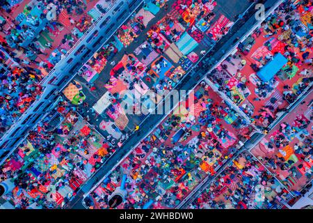 Luftaufnahme von Personen an Bord eines Passagierschiffs entlang des Flusses Buriganga, Dhaka, Bangladesch. Stockfoto