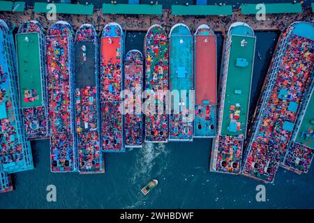 Luftaufnahme von Personen an Bord eines Passagierschiffs entlang des Flusses Buriganga, Dhaka, Bangladesch. Stockfoto