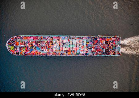 Luftaufnahme von Personen an Bord eines Passagierschiffs entlang des Flusses Buriganga, Dhaka, Bangladesch. Stockfoto