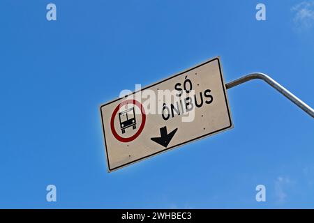 Warnschild auf portugiesisch mit „nur Bus“, Ribeirao Preto, Sao Paulo, Brasilien Stockfoto