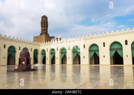 Innenhof der Al Hakim Moschee in der berühmten El Moez Straße, Altstadt von Kairo, Ägypten Stockfoto