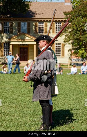 Truppennachstellung, 2 Soldaten, Gewehre halten, aufmerksam stehen, Reenactoren, Revolutionär war Garb, Palace Green, Herbst; Colonial Williamsburg; Stockfoto