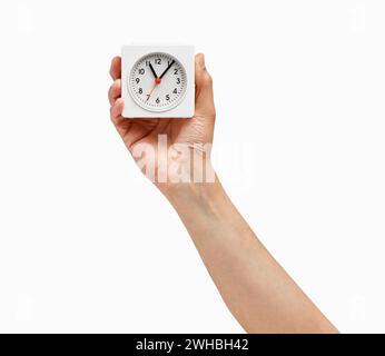 Männliche Hand mit Wecker auf weißem Hintergrund Stockfoto