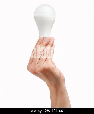 Die Hand hält eine Energiesparlampe isoliert auf weißem Hintergrund Stockfoto