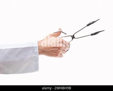 Mann Hand mit einer geöffneten Küchenzange isoliert auf weißem Hintergrund Stockfoto