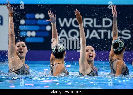 Doha, Katar. Februar 2024. Das Team China tritt am 9. Februar 2024 im künstlerischen Schwimmen Mixed Team Free Finale während der 21. Aquatics World Championships im Aspire Dome in Doha (Katar) an. Quelle: Insidefoto di andrea staccioli/Alamy Live News Stockfoto