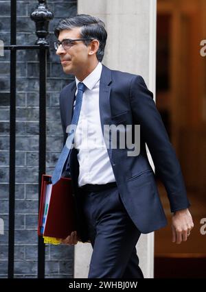 Der britische Premierminister, Rishi Sunak, verlässt Nummer 10, um Fragen zum Premierminister zu stellen. Er wird Sir Keir Starmer für PMQs gegenüberstehen. Stockfoto