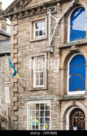 Historisches Artefakt, ein Kran, in einem Obergeschoss bei Castleberg Outdoors, Cheapside, Settle, North Yorkshire Stockfoto