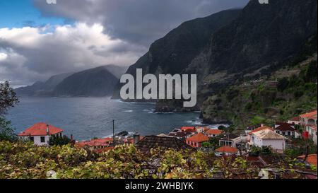 Aussichtspunkt über Seixal Stadt Madeira Portugal an einem bewölkten Tag. Stockfoto