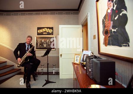 Bill Clinton im White House Music Room - Foto von Bob McNeely und White House Photography Office Stockfoto