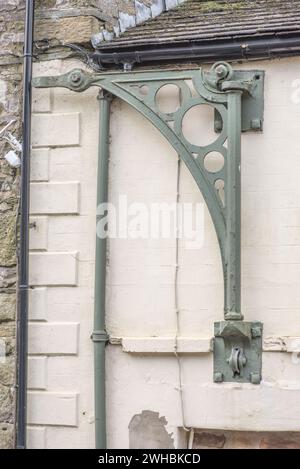 Historisches Artefakt, ein Kran in einem oberen Stockwerk in Victoria St, Upper Settle....beyond Junction Lodge Stockfoto