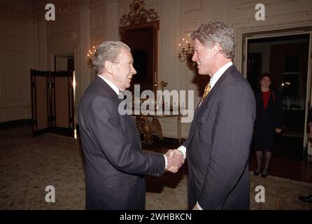 Präsident Bill Clinton trifft sich 1993 im Weißen Haus mit dem ehemaligen Präsidenten Richard Nixon Stockfoto