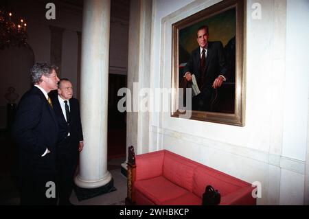 Präsident Bill Clinton trifft sich 1993 mit dem ehemaligen Präsidenten Richard Nixon Stockfoto